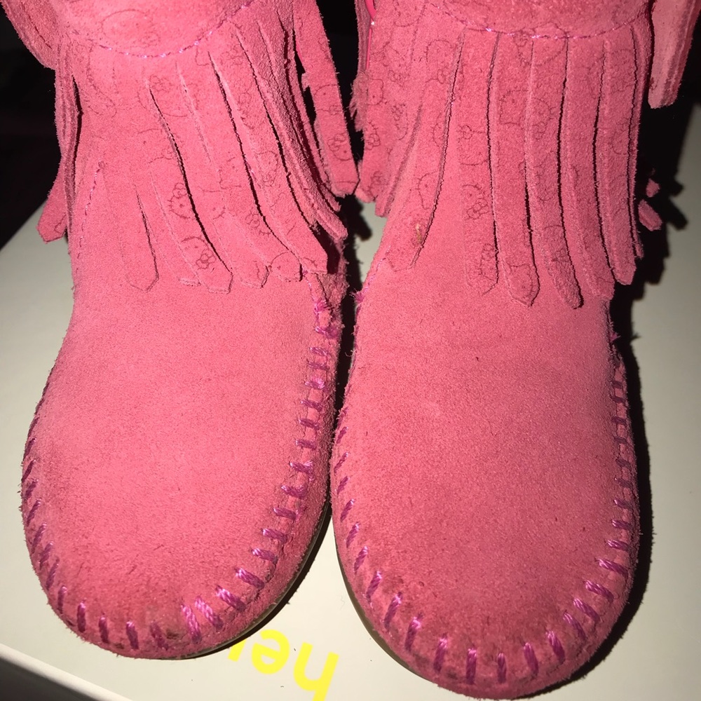 Minnetonka Girls Hello Kitty Fringe Suede Boots